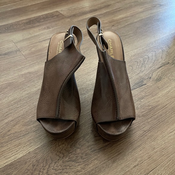 CHARLES DAVID NEW AMES WEDGE HEELS. - Picture 6 of 9